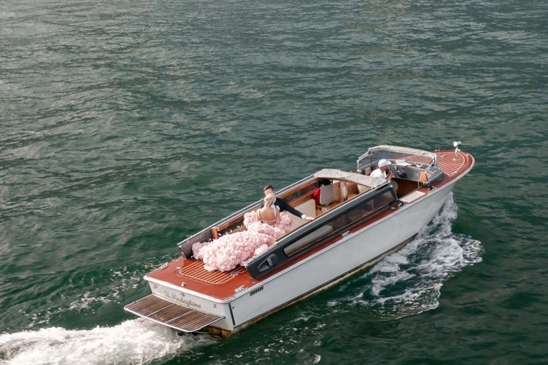 in alto a sinistra https://villeparravicini.com/revel/wp-content/uploads/sites/2/2026/03/in-alto-a-sinistra.jpg